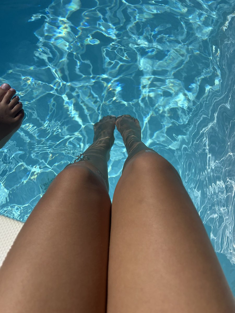 MillyLloyd3's tweet photo. My life in the last week. I’m so grateful 🌅✈️💙🌊🎓 https://t.co/Tsk8PZuBxn