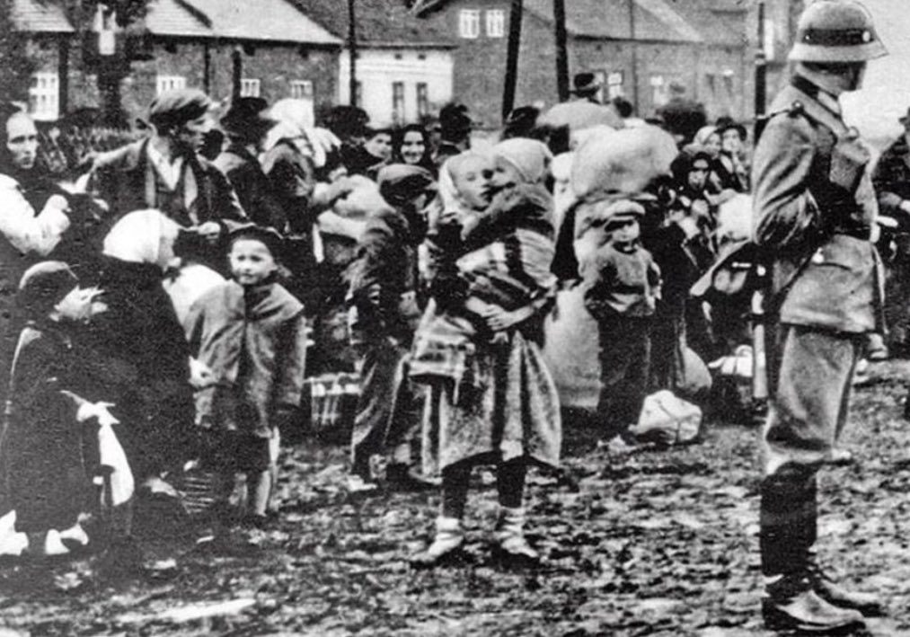 ReidEdwardII's tweet image. Between 1942 and 1944, the Germans carried out one of the most brutal yet lesser-known operations of their genocidal campaign in occupied Poland: the systematic depopulation and colonization of the Zamość region.
Located in southeastern Poland, this fertile area was targeted…