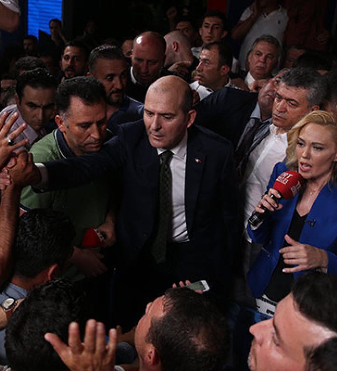 15 Temmuz kahramanlarından biri de darbe haberini alınca silahını kuşanıp halkla beraber TRT'yi ele geçiren Süleyman Soylu'yluydu.

Dönemin Ankara İl Emniyet Müdürü Mahmut Karaaslan;

“Arkadaşlarımız TRT’ye girdiğinde heyecanla ekrana bakmaya başladık. O sırada dönemin Çalışma