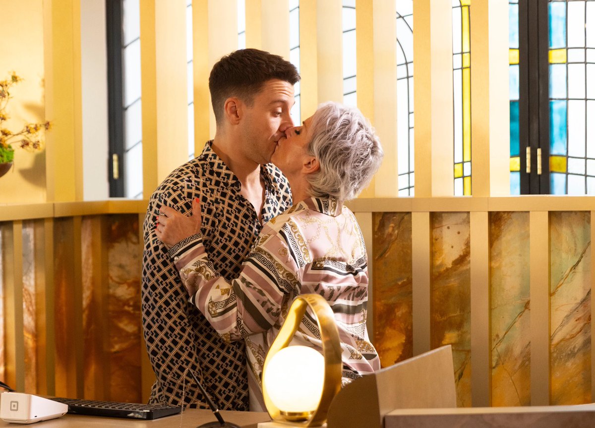 🚨NEW🚨Debbie kisses stunned Ryan in #Corrie after hotel outburst 

📲 shorturl.at/JUKk4