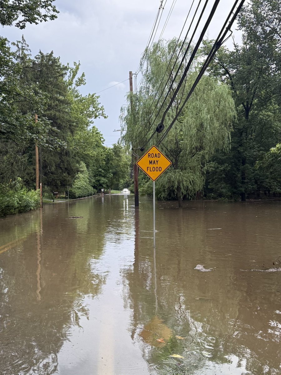 ryankanerWX's tweet image. Flooding in Ruxton MD on Ruxton road after 2 inches of rain. #MdWx @NWS_BaltWash