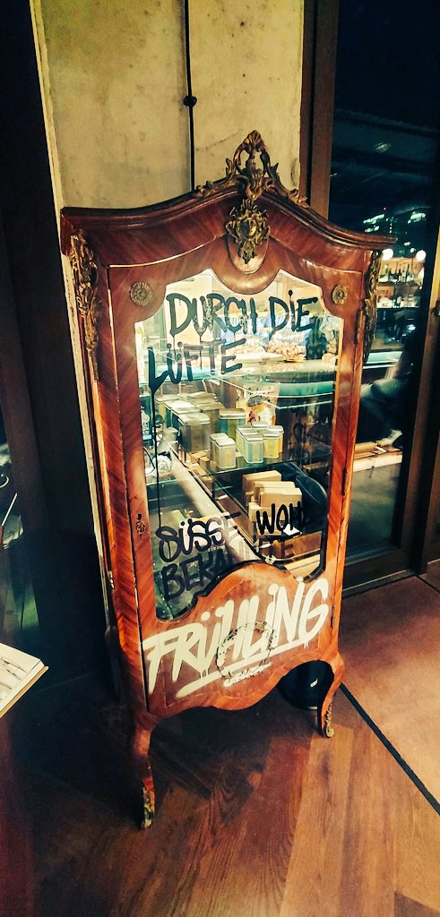 enn_style's tweet image. カッコいいアンティーク🪄🕰

出張で泊まったホテルの、アンティーク家具屋さんが気絶しそうな【本物】に描いちゃうタイプのデコレーション🎨🖌
ヨーロッパに良くあるスプレー落書き=バンダリズム(英)じゃないよ😂
#かなりオシャレでもっと元気出た
#Rubyhotel