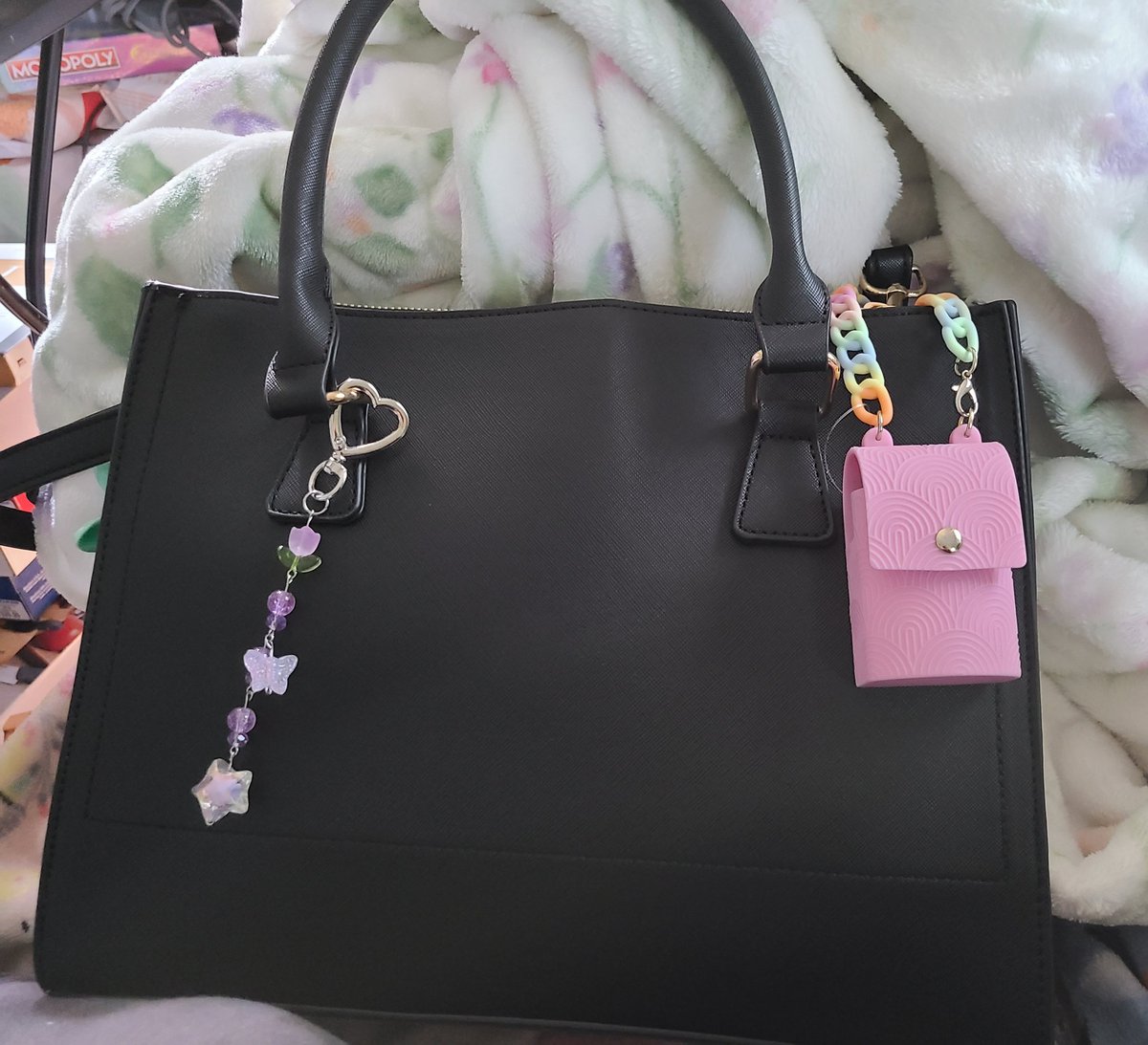 Bunnywinterlily's tweet image. Oh my gosh my charm just came in from @DecoraCharms and I am so in love ❤️ pls consider buying these gorgeous charms from Decora ❤️ and use Code bunnywinterlily for 10% off ❤️  hehe :3