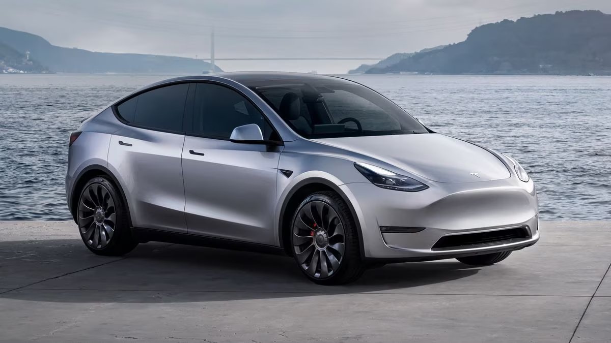 jellyzebra2002's tweet photo. Tesla is adding Grok, the AI assistant, to cars. 

This is not your traditional Alexa or Siri. It's a real-time LLM built by xAI that will be on your dashboard that can be used to answer voice queries. https://t.co/EvyEXqxCQ0