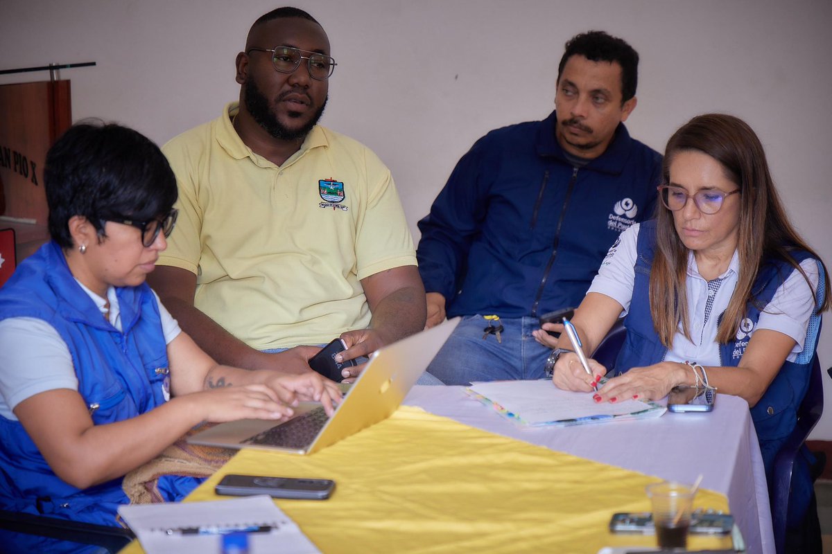 DefensoriaCol's tweet photo. “Usted genera una luz de esperanza. No nos deje solos. Busquemos formas de llegar más a los territorios.”, expresaron líderes y lideresas de ACADESAN.

Durante la reunión también se plantearon rutas de trabajo para fortalecer la presencia institucional, proteger a la niñez y avanzar hacia soluciones que respondan a las realidades del Pacífico colombiano por un #BuenFuturoHoy