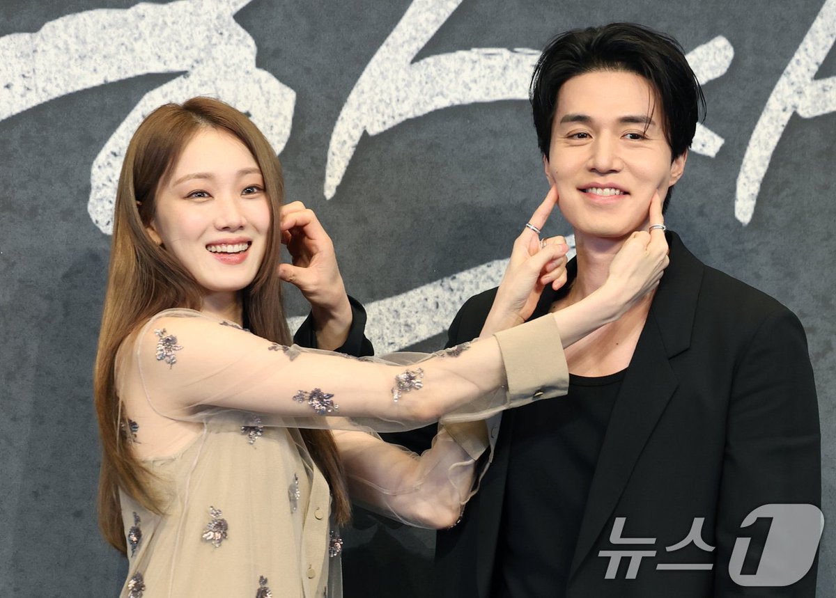 vintquexx's tweet image. People don’t get but this’s literally the first time they’re in the same frame since the show was announced 3 years ago