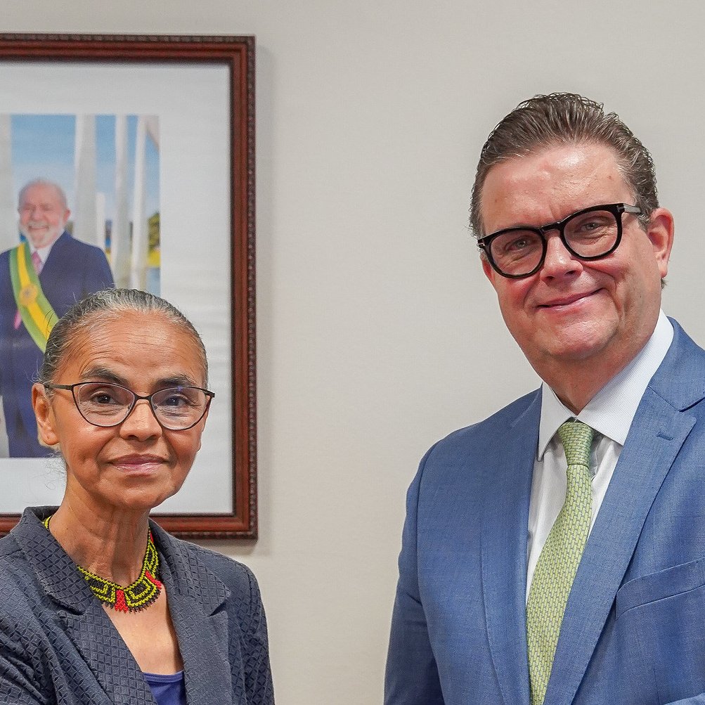 Hoje a querida ministra <a href="/MarinaSilva/">Marina Silva</a> me recebeu de portas abertas no ministério do Meio Ambiente e Mudança do Clima.

São dois ministérios que têm compromisso com o futuro da população brasileira. Vem muita coisa boa por aí!

📸 Rogério Cassimiro/MMA