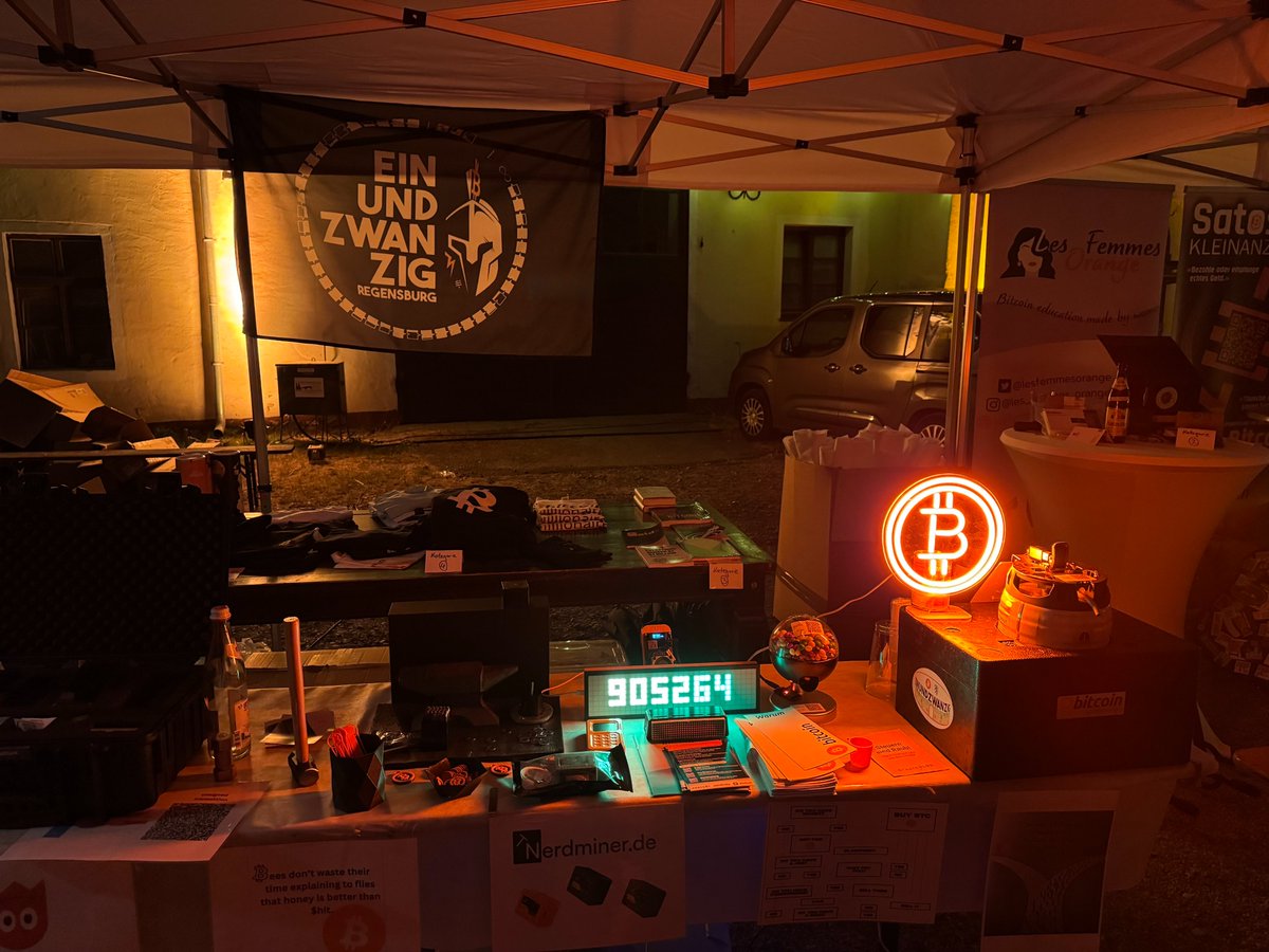 Blockzeit, orange Leuchte, 3D-gedruckte Goodies, der modifizierte Beertap für perfekt gekühltes Bier &amp; die gesponserten Preise fürs Gewinnspiel — bei uns gab’s mehr als nur Info: Es gab Erleben. 
#Bitcoin #einundzwanzig #Afuerafest