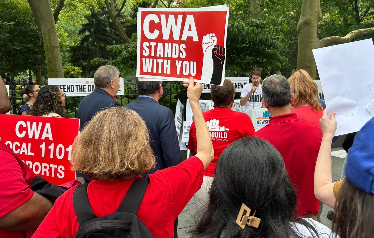 NYTGuildTech's tweet image. Standing proudly with @NYDNUnion in their fight for fair wages, benefits and job security. We were fighting the same fight last fall, and will be there again - we know what we can accomplish in solidarity ✊💪
