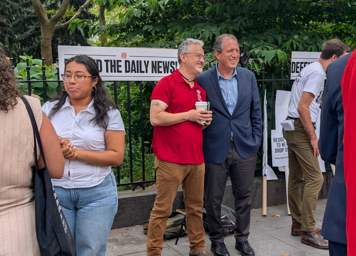 NYTGuildTech's tweet image. Standing proudly with @NYDNUnion in their fight for fair wages, benefits and job security. We were fighting the same fight last fall, and will be there again - we know what we can accomplish in solidarity ✊💪