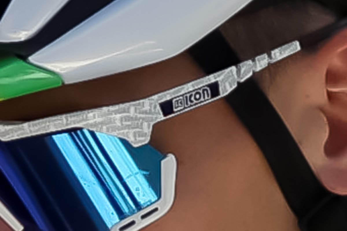 今日は張り切って4カ所で撮影したんですが、動線の関係で入れたけど期待してなかった2カ所目のコーナーで、ちょうど走行ライン上に白線があったんですね。真上を走ったら綺麗に反射光が当たるのになって思ったらその通りで。それにしても85mm/f1.4をf1.6で撮ってここまで解像してくれるの凄い。