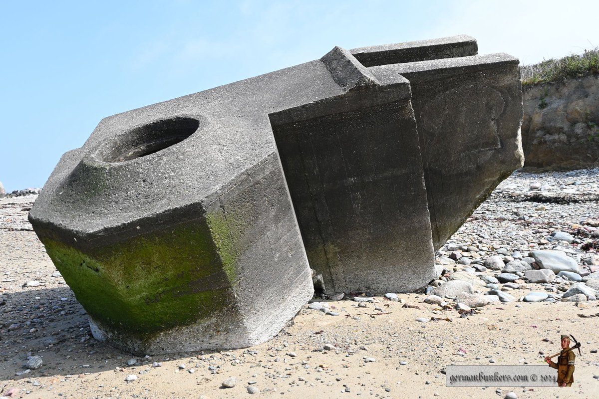 germanbunkers's tweet image. This is WN 227 Landemer situated on the western approaches to Cherbourg and within close proximity to MKB Landemer. On the beach here you will find two 667 type bunkers and one Tobruk. Buried in the field behind the beach are a 607 and 622 type bunkers. #WW2