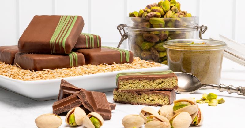 FusionPrepApp's tweet image. We&apos;re sure you&apos;ve seen it – the Dubai chocolate bar is the latest food trend to take the industry by storm.

Has the chocolate/pistachio combination made it to your kitchen yet? 🍫 

#FoodTrends #RestaurantLife #ChefTips #FusionPrep