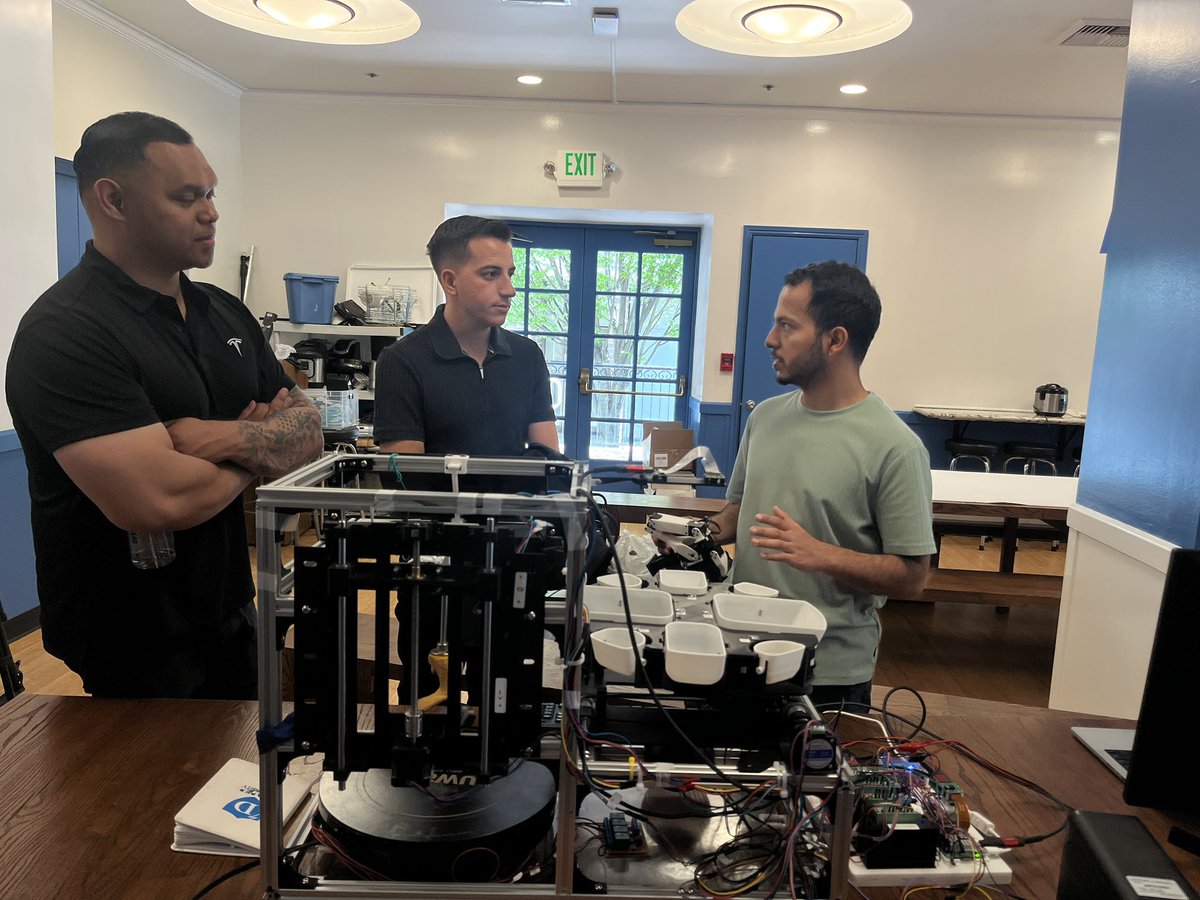 draper_u's tweet image. Our very own Hero Training Graduates are cooking up some amazing ROI in the Draper University kitchen!

Exciting road ahead for founder @sangam_chapagai and his startup @cheforgeai Demo Day finalist 🧑‍🍳 🚀