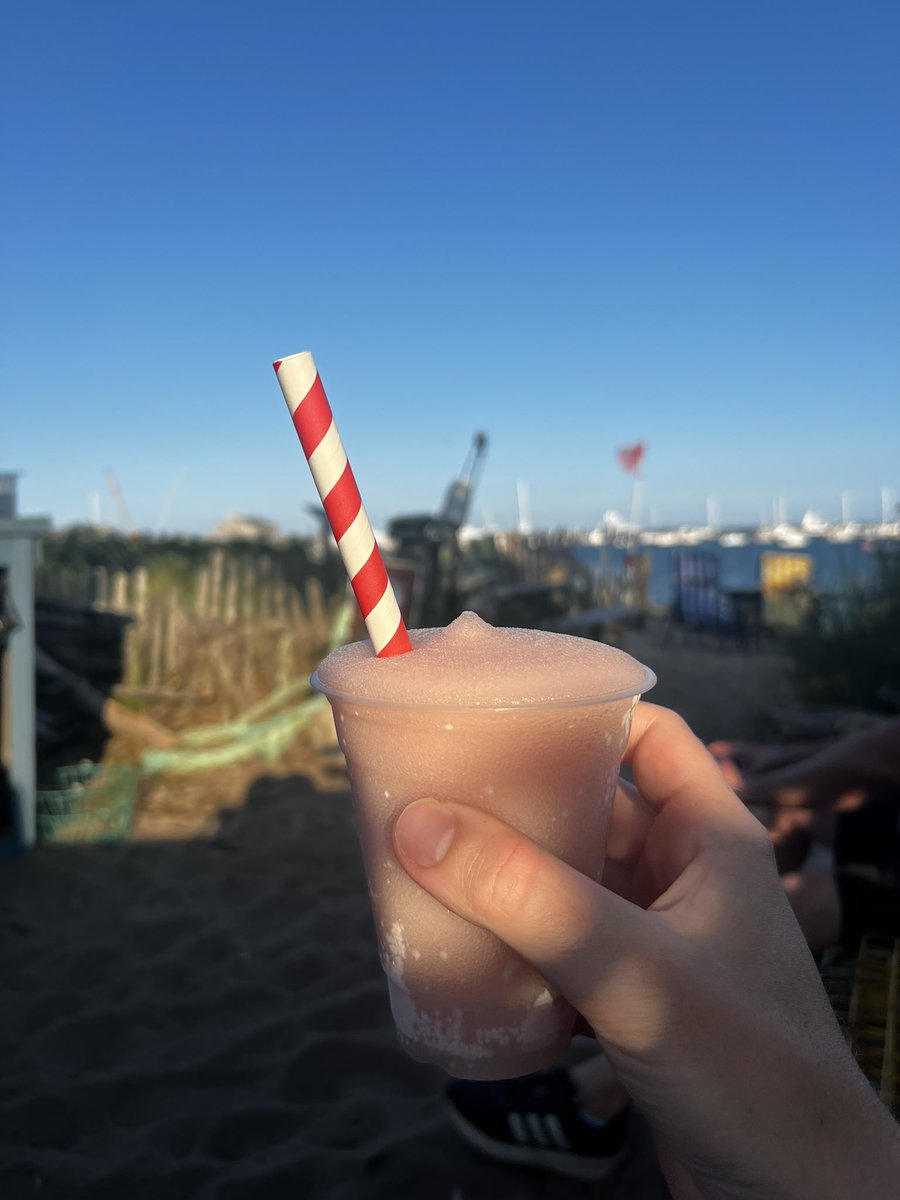 i dont even like rosé but i had to try the canteen’s signature drink (the beer selection slaps here btw)