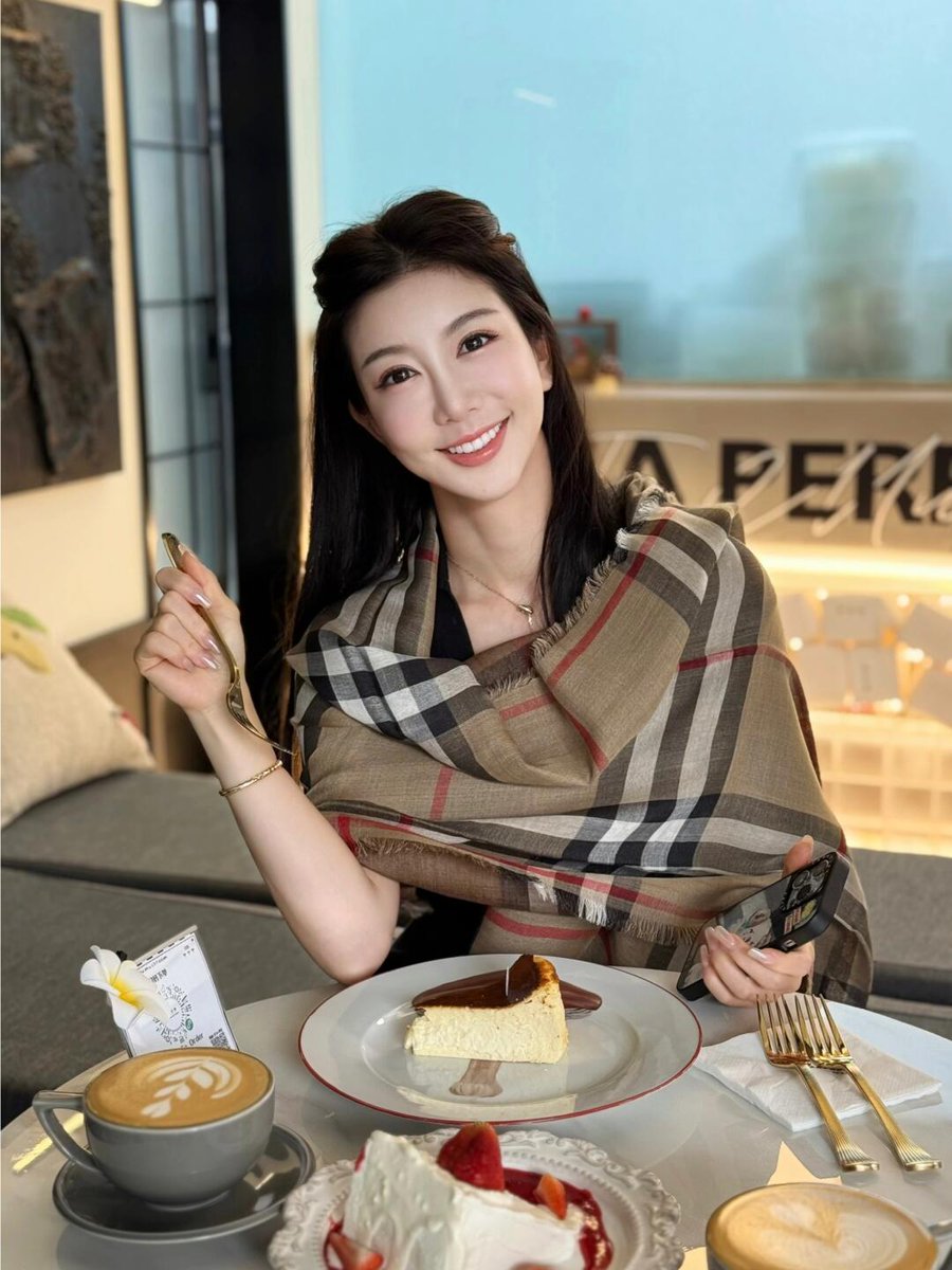 Daanisiko98's tweet photo. Retro plaid is timeless @Retroplaid @clothes @beauty @desert @cake @coffee https://t.co/S438k9tWqX