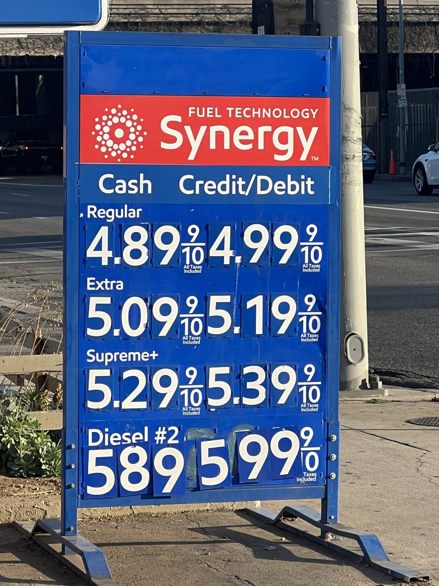rdsathene's tweet image. #Trumponomics is paying $5.39 a gallon on July 611th in this year of our Goddess Madoka 2025. Don't get me started on how much a gallon of milk costs. #Trumpflation is killing us.