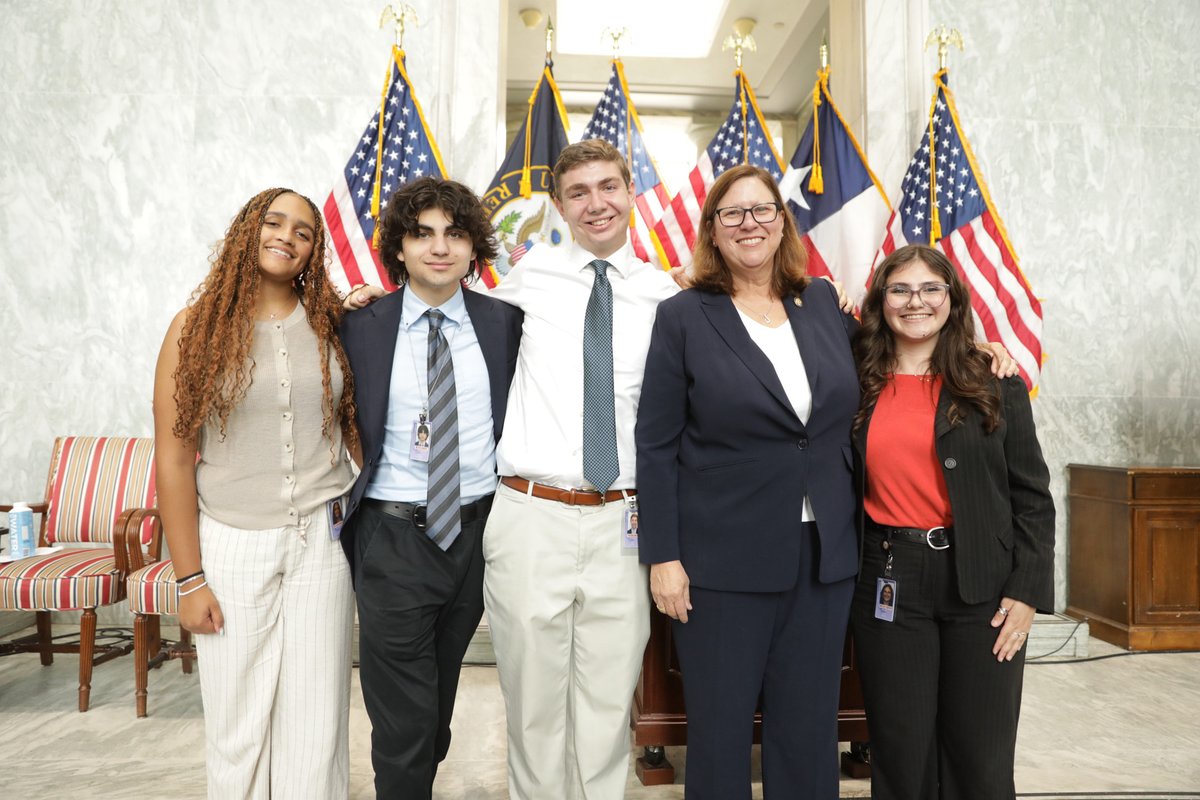 RepJulieJohnson's tweet image. Had the best time speaking with Capitol Hill interns today for our Intern Lecture Series.
I reminded them that our democracy works when young people get and stay involved.
To every intern: thank you for all you do, and never stop pushing for a better future!