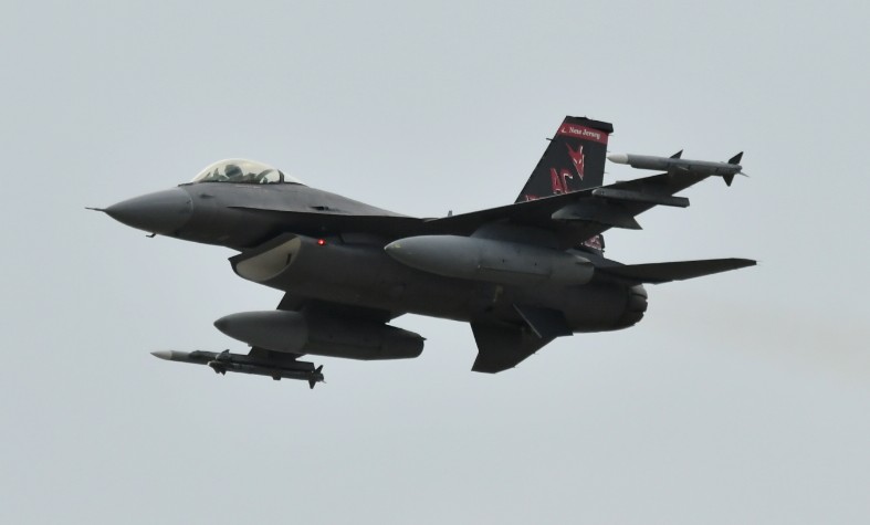 kenchan187's tweet photo. 岩国基地　F16　Take off
#岩国基地 https://t.co/ueEMwmQP0L