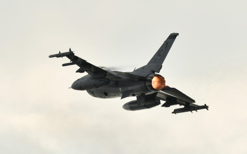 kenchan187's tweet photo. 岩国基地　F16　Take off
#岩国基地 https://t.co/ueEMwmQP0L
