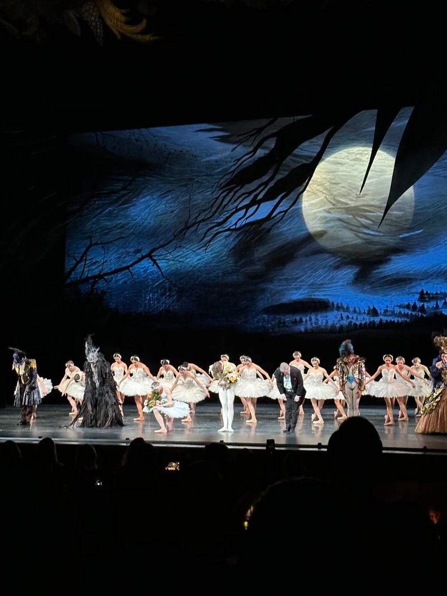 All the background music was live symphony with conductor. I even felt a lump in my throat when I heard several world famous songs.#TorontoSwanLake #swanlake #SwanLakeBallet #🇨🇦 #feelingful #willgoagainnexttime #culturalartsfestival