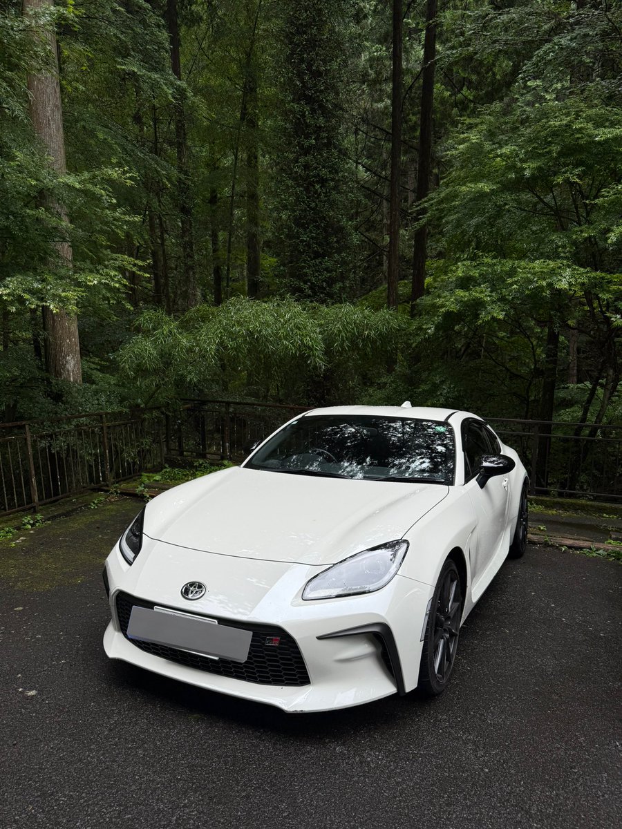 gdb5511's tweet photo. GR86のMTに乗ってきました
ATよりもMTの方がボディの小ささも相まって操ってる感覚が最高
走行距離は3万キロ程でしたが、後ろのタイヤはすでにADVANに交換済みでした
やっぱみんな滑らせるよね…？ https://t.co/7WfocMkLmg