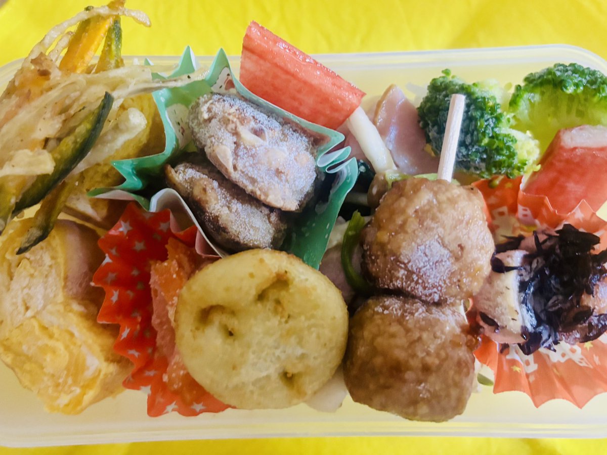 冷凍食品に頼ってきた娘のお弁当も昨今の物価の高騰で頼れなくなってきたから最近は自作して小分けに冷凍したのを詰め詰め。冷食はアンパンマンポテトと残ってたつくね😊