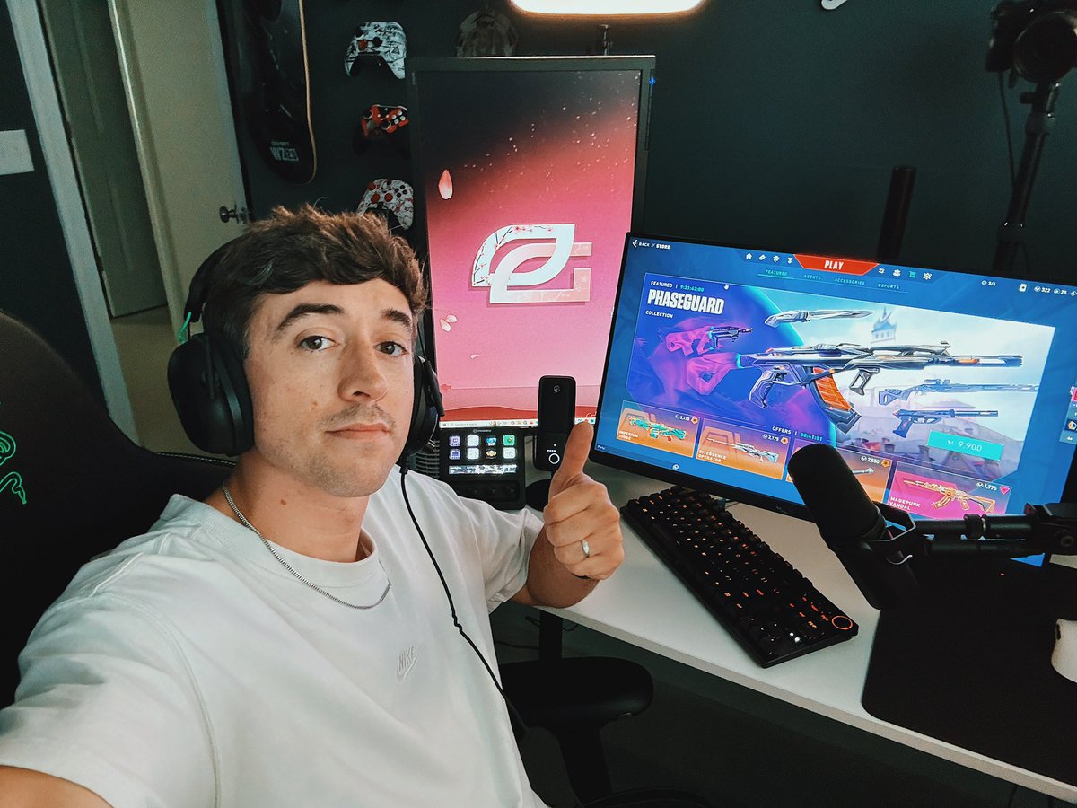 blakecissel's tweet image. deep cleaned my setup these nasty stinky grimy kids at their desks don’t stand a chance 

twitch.tv/blakecissel