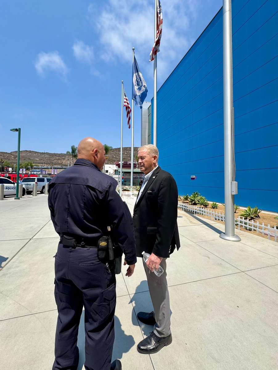 Embajador de EE.UU. en México (@usambmex) on Twitter photo Visité el Puerto de Entrada de San Ysidro y me reuní con colegas de <a href="/DHSgov/">Homeland Security</a>, <a href="/CBP/">CBP</a>, <a href="/StateINL/">US Dept of State INL</a>, <a href="/USCG/">U.S. Coast Guard</a>, Border Patrol y <a href="/USMarshalsHQ/">U.S. Marshals Service</a>. Agradezco su incansable labor contra la migración ilegal y el narcotráfico. Una frontera segura reduce costos, impulsa el comercio y fortalece Visité el Puerto de Entrada de San Ysidro y me reuní con colegas de <a href="/DHSgov/">Homeland Security</a>, <a href="/CBP/">CBP</a>, <a href="/StateINL/">US Dept of State INL</a>, <a href="/USCG/">U.S. Coast Guard</a>, Border Patrol y <a href="/USMarshalsHQ/">U.S. Marshals Service</a>. Agradezco su incansable labor contra la migración ilegal y el narcotráfico. Una frontera segura reduce costos, impulsa el comercio y fortalece