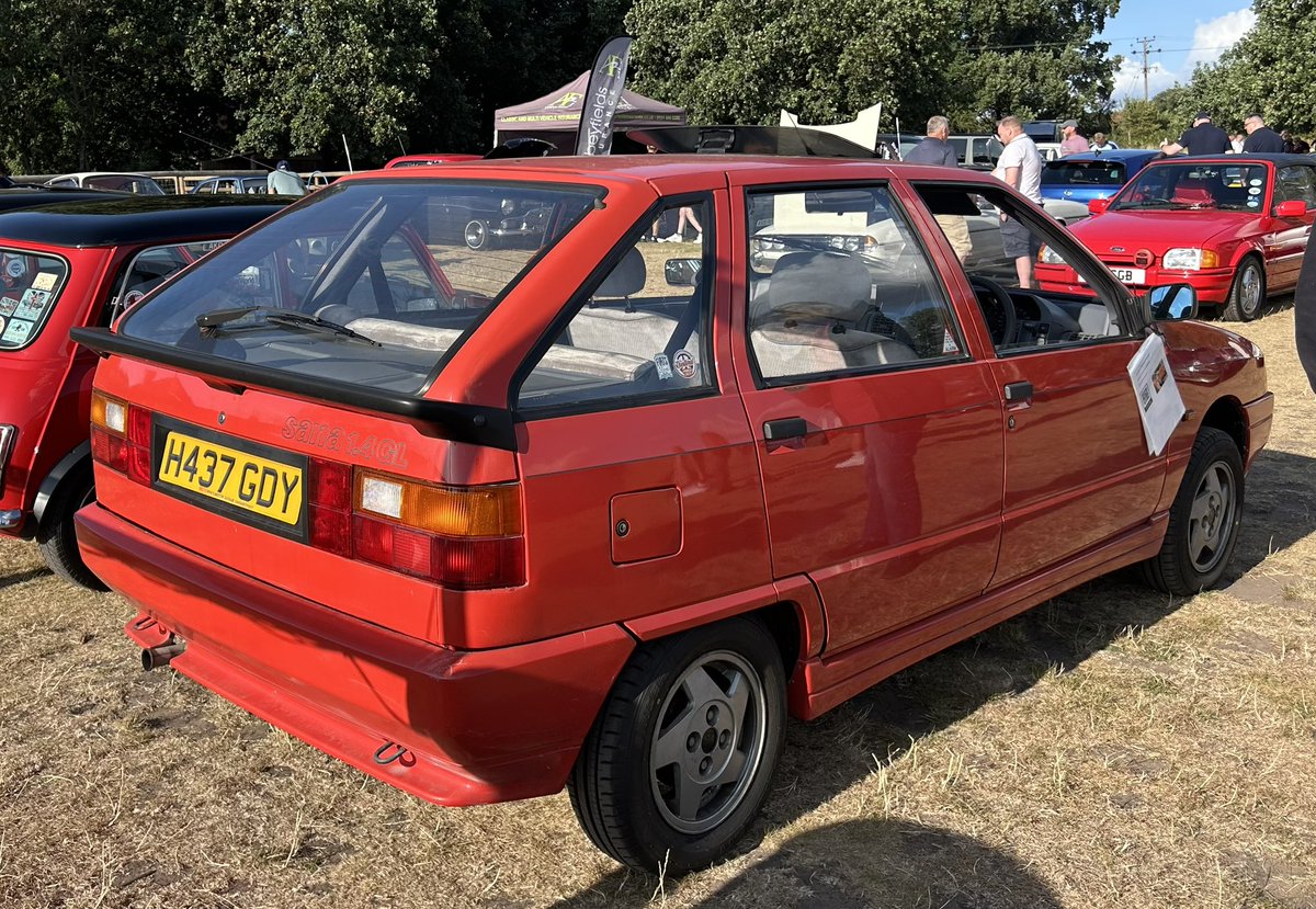 veedubhev's tweet image. Great to see some of Twittersville at tonight’s meet. Thanks for your help @ChrisFM52E, much appreciated (and you thought you were off out for a relaxing night, you must be Atom a laugh 😂).
Great to briefly catch up with you, @PhiL_P and @RetroMatt74 😊