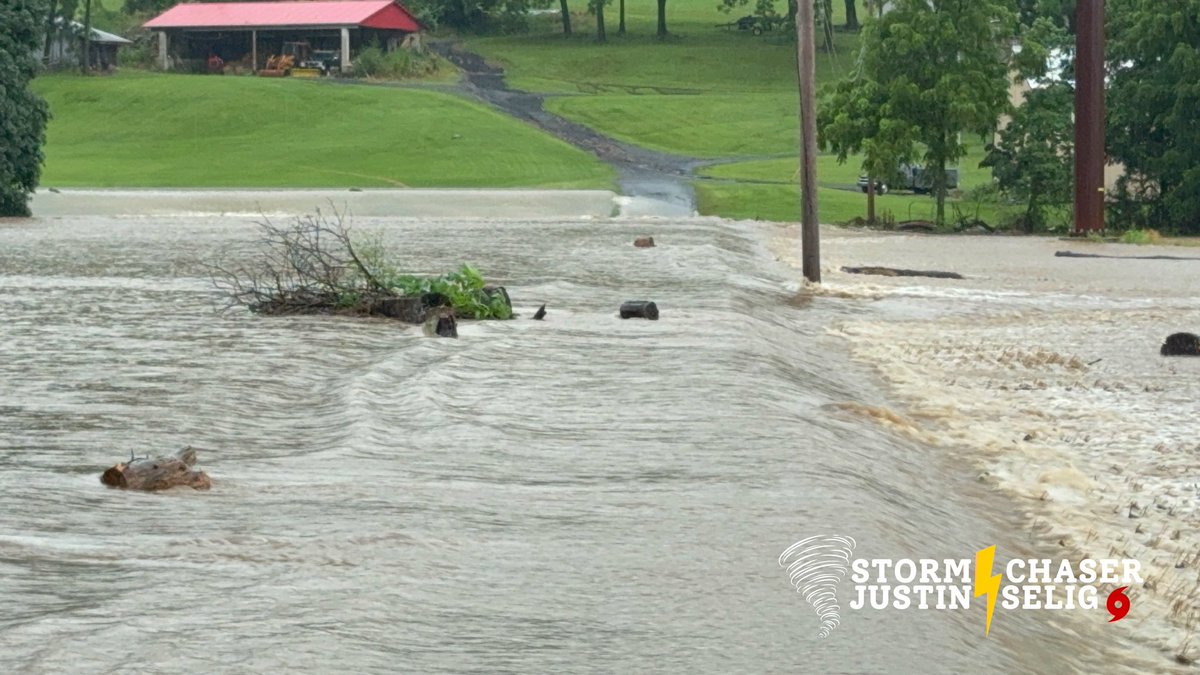 SevereWeatherPA's tweet image. Saucon Creek Flooding just off Limeport Pike on an unnamed road near Limeport, Pennsylvania - Lehigh County. @NWS_MountHolly @epawawx #pawx