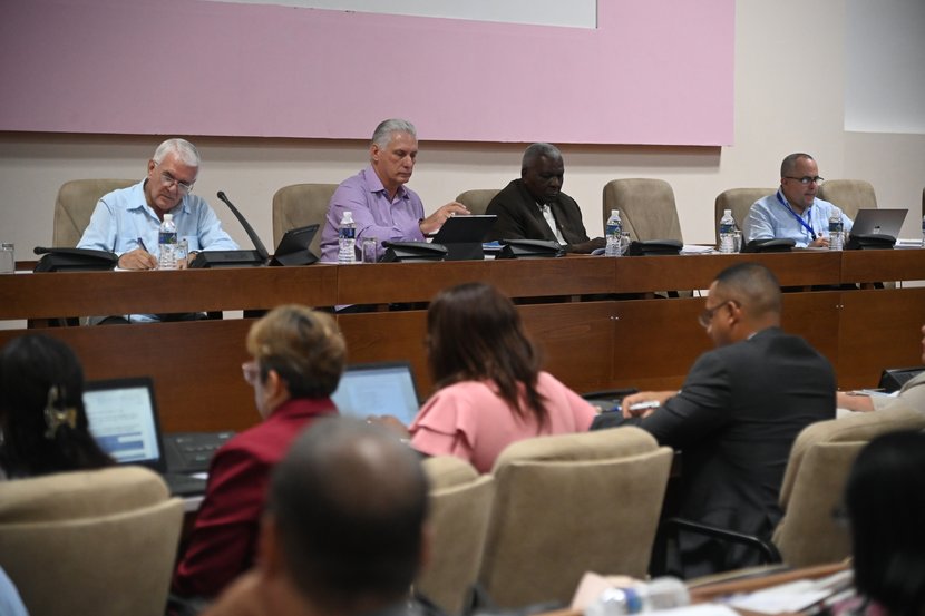 Diputados cubanos inician sus debates; Presidente Díaz-Canel asiste a la Comisión de Asuntos Económicos

Ver más:

pcc.cu/diputados-cuba…