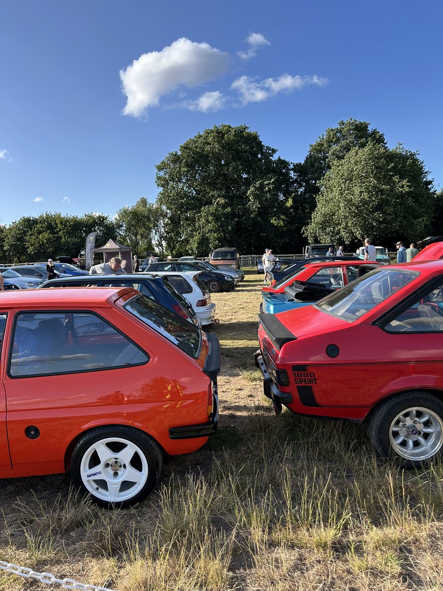 veedubhev's tweet image. A handful of photos from tonight’s meet. 140 vehicles raising £280 and 50 cents (not a typo), for @KEMPHospice 😊