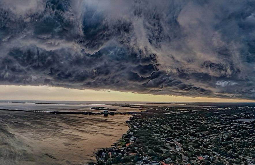 weatherbryan's tweet image. Gnarly backside of the shelf cloud that just passed over Tampa Bay.