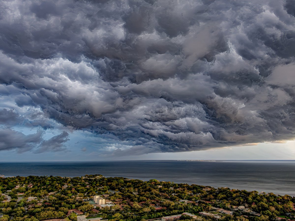 weatherbryan's tweet image. Gnarly backside of the shelf cloud that just passed over Tampa Bay.
