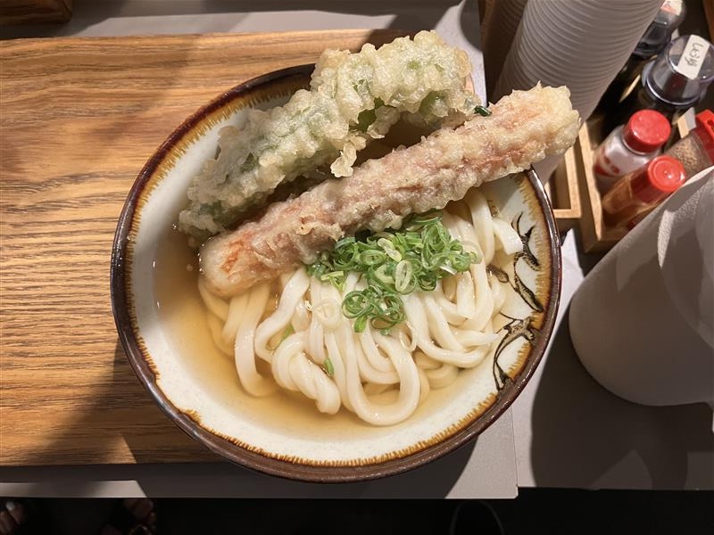 KenNobuy's tweet image. Udon Kyutaro
大阪府大阪市中央区久太郎町３丁目1−16
冷かけ（600円）ちくわ天・甘長天（各120円）
香川で食べるとの同じこしのあるうどんといりこだしつゆです。冷なのにめちゃくちゃいりこなのがすごいですね。天ぷらも海老天以外120円なのがうれしい。東京にあったら通いたいですね。