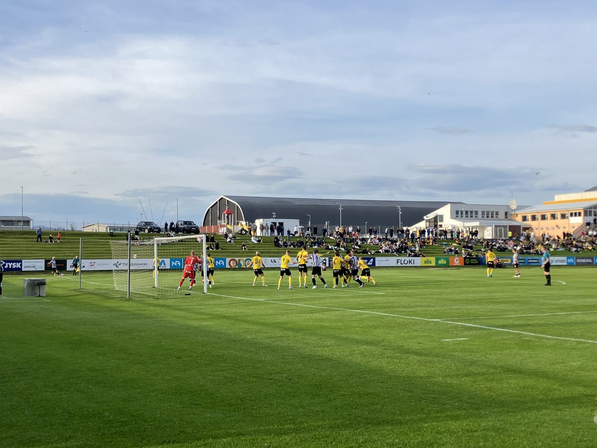ÍA Akranes - KR Reykjavik 1-0
Akranesvöllur

Voetbal in IJsland 🇮🇸 gaat nooit vervelen! Wat een heerlijke manier van voetbal kijken met mooie backdrops en gemiddeld 2 ballen per wedstrijd die in zee belanden…. #Groundhopping