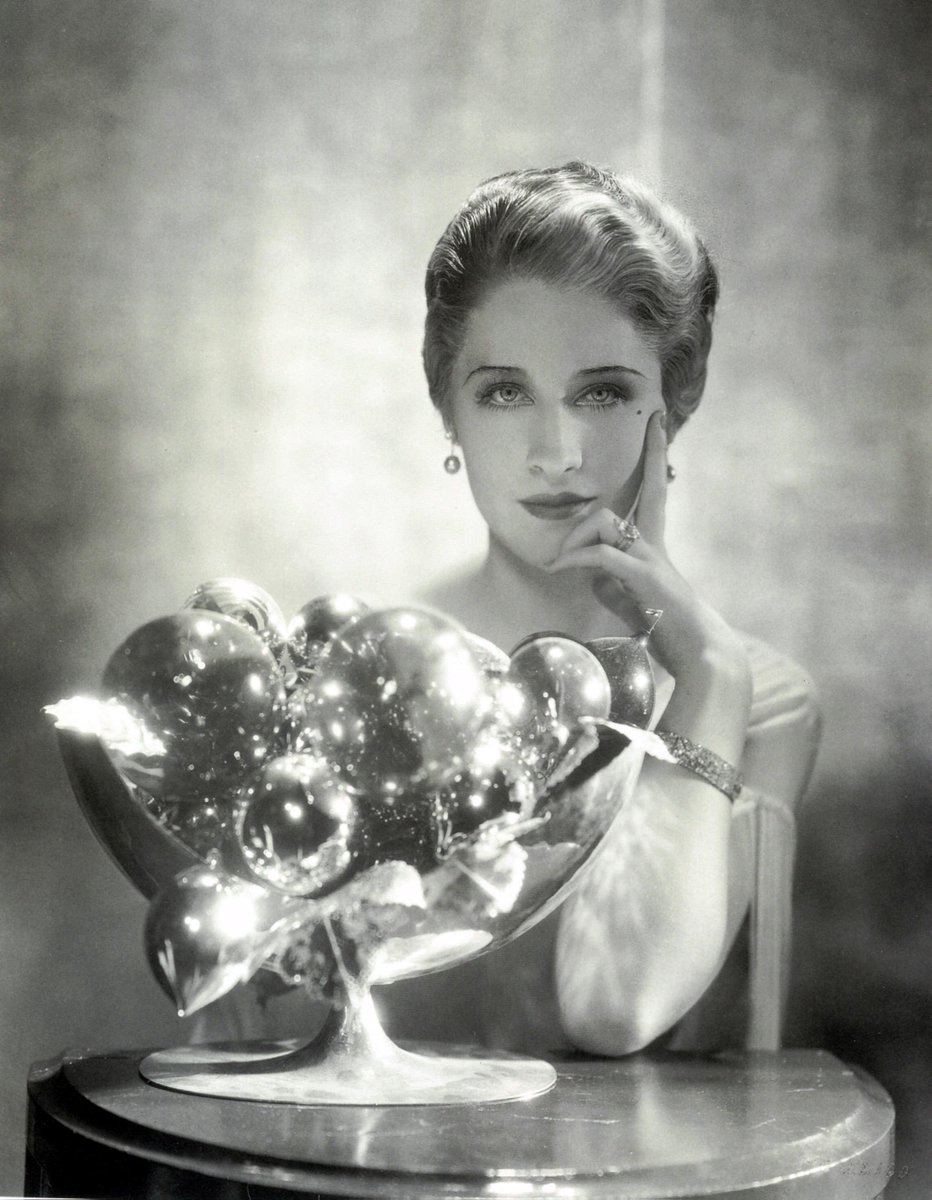 sketcher1223's tweet image. Appreciation post for actress Norma Shearer (b. 1910), on #TCM today in "Strangers May Kiss". One of the few making a successful transition from silent to sound films, I also loved her in "The Divorcee", "A Free Soul", "Marie Antoinette" & "The Women", et al. #TCMParty