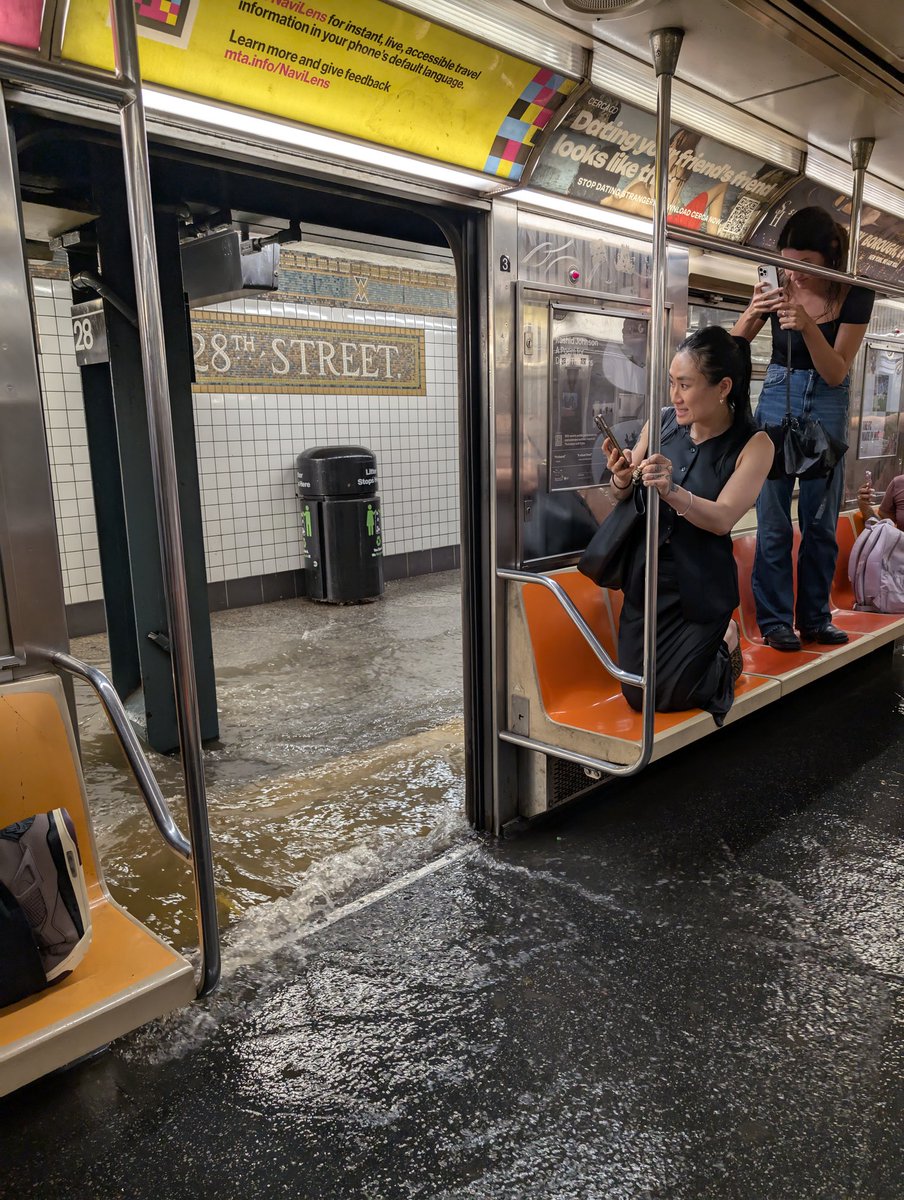 Landaeta's tweet image. This is at the 28rd Street station on the 1 train right now.
@newyorkers_x
@newyorkpost
📸 Juan Luis Landaeta
#nyc #NewYork
