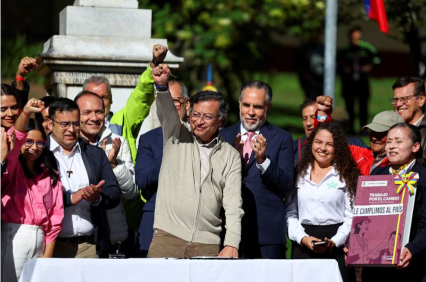 Cadenalatam's tweet photo. 💼📢 Reforma Laboral en Colombia
Trabajadores que ganan hasta dos salarios mínimos recibirán aumento anual obligatorio, según las nuevas disposiciones del gobierno colombiano. 🇨🇴📈

⛓️ Nota completa: https://t.co/XnnkHWBMJT

#Colombia #ReformaLaboral #Salarios  #NoticiasCol https://t.co/W6onoMBvKw