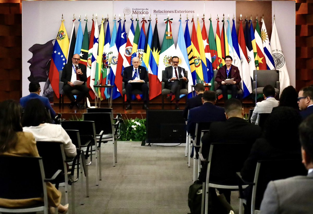 Inauguramos hoy la 11ª la Escuela de Verano de Desarme y no proliferación en la que participan 25 diplomáticas/os de América Latina y el Caribe.

Ante el creciente riesgo nuclear, esta iniciativa contribuye a mantener el liderazgo regional a favor de la paz y la seguridad🌎🕊️.