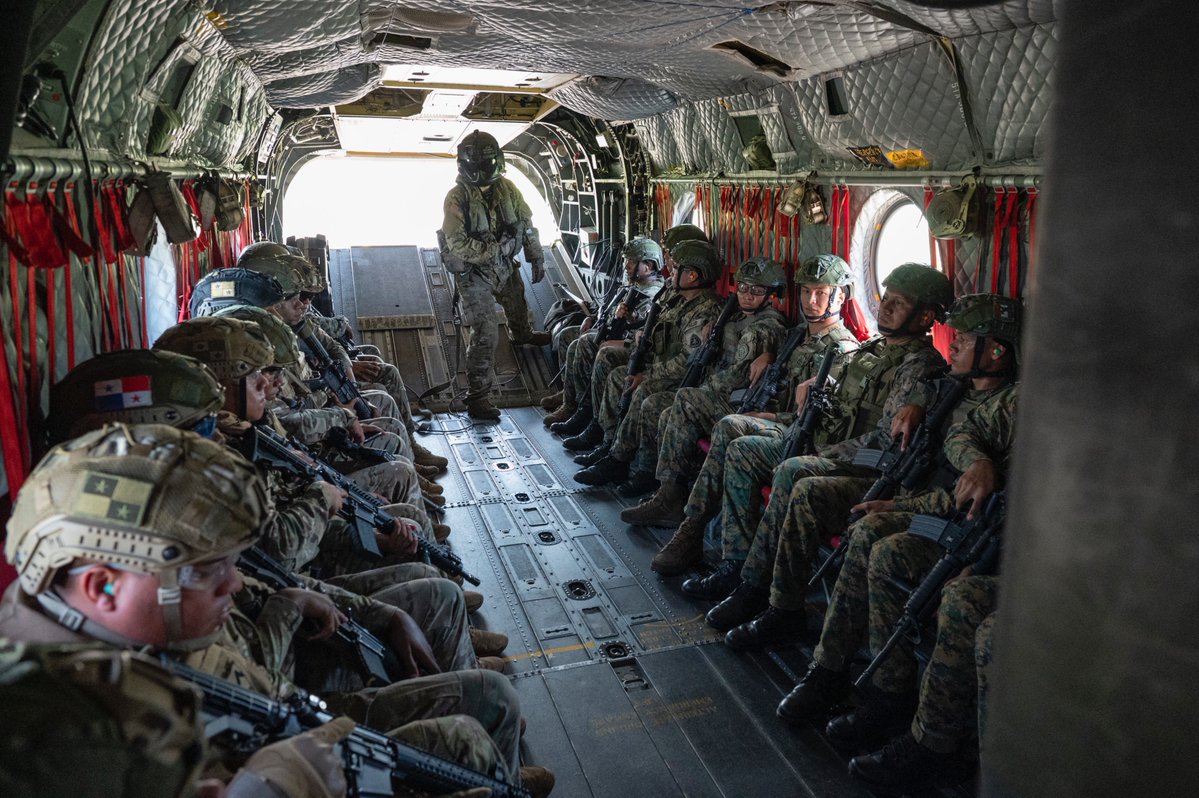 JTF_Bravo's tweet image. JTF-B supported @senafrontpanama and Aeronaval Panamá service members as they trained alongside U.S. military on properly loading and offloading from a CH-47 Chinook. For PANAMAX-A PH I, Panama conducted simulated Panama Canal security operations, supported by @Southcom.