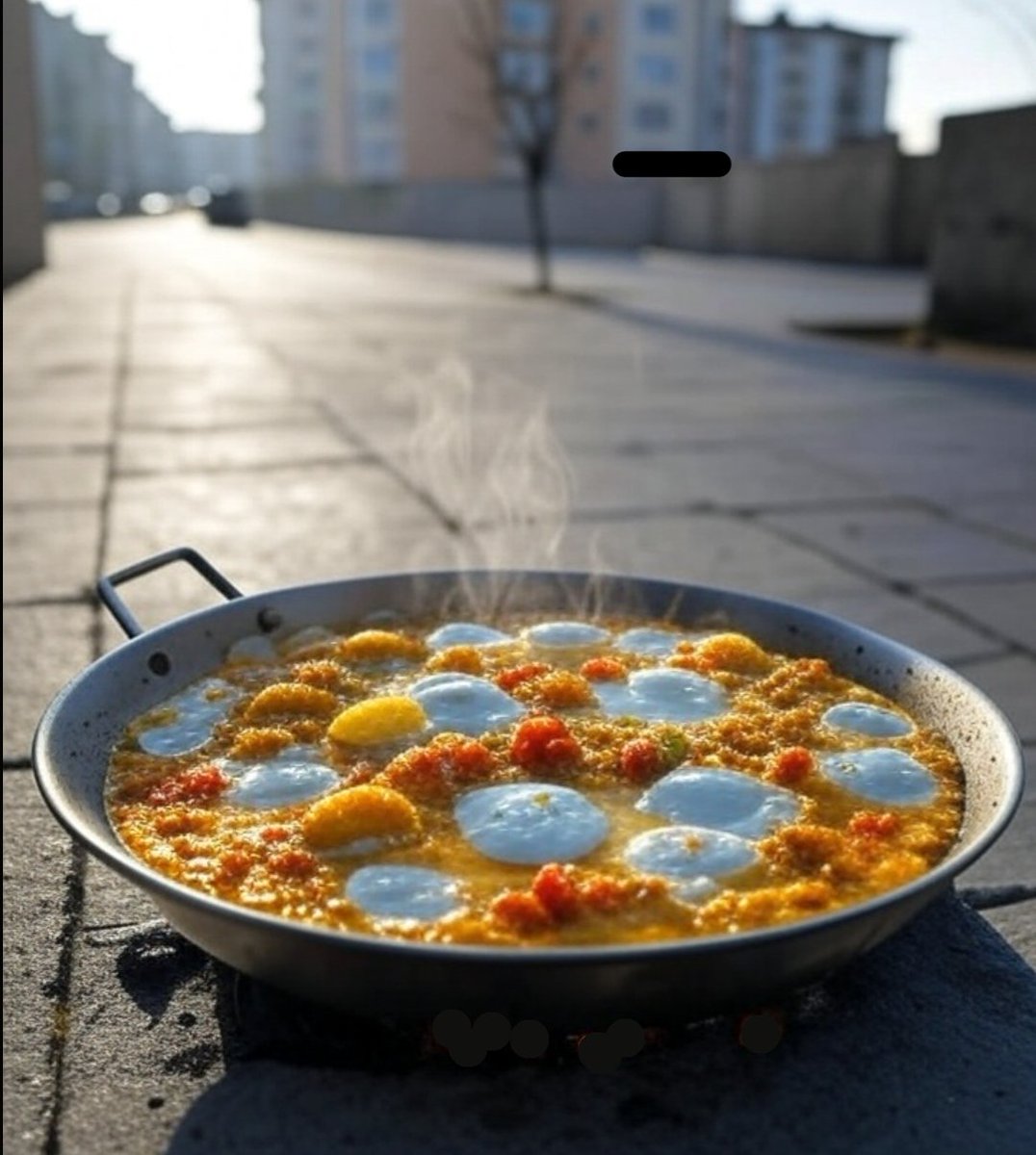 Diyarbakır'da havaların sıcak olduğunu kanıtlamaya çalışan bir adam tavayı kaldırıma bırakıp menemen yaptı.