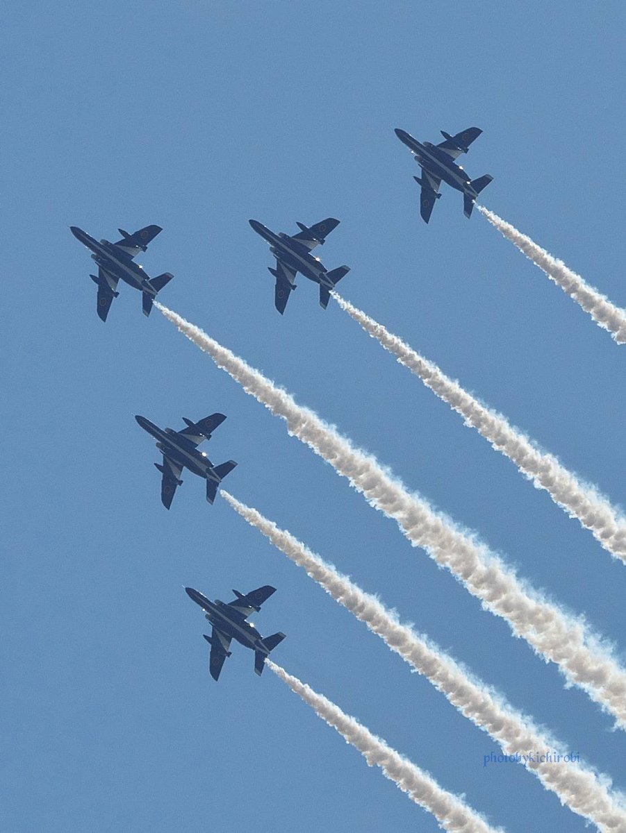 ブルーインパルス

広角だけでなく
望遠でもチャレンジしました
300㍉だったのでこれが限界でした…(トリミングあり)

#ブルーインパルス
#ブルーインパルス大阪 
#ブルーインパルス展示飛行
#大阪関西万博2025