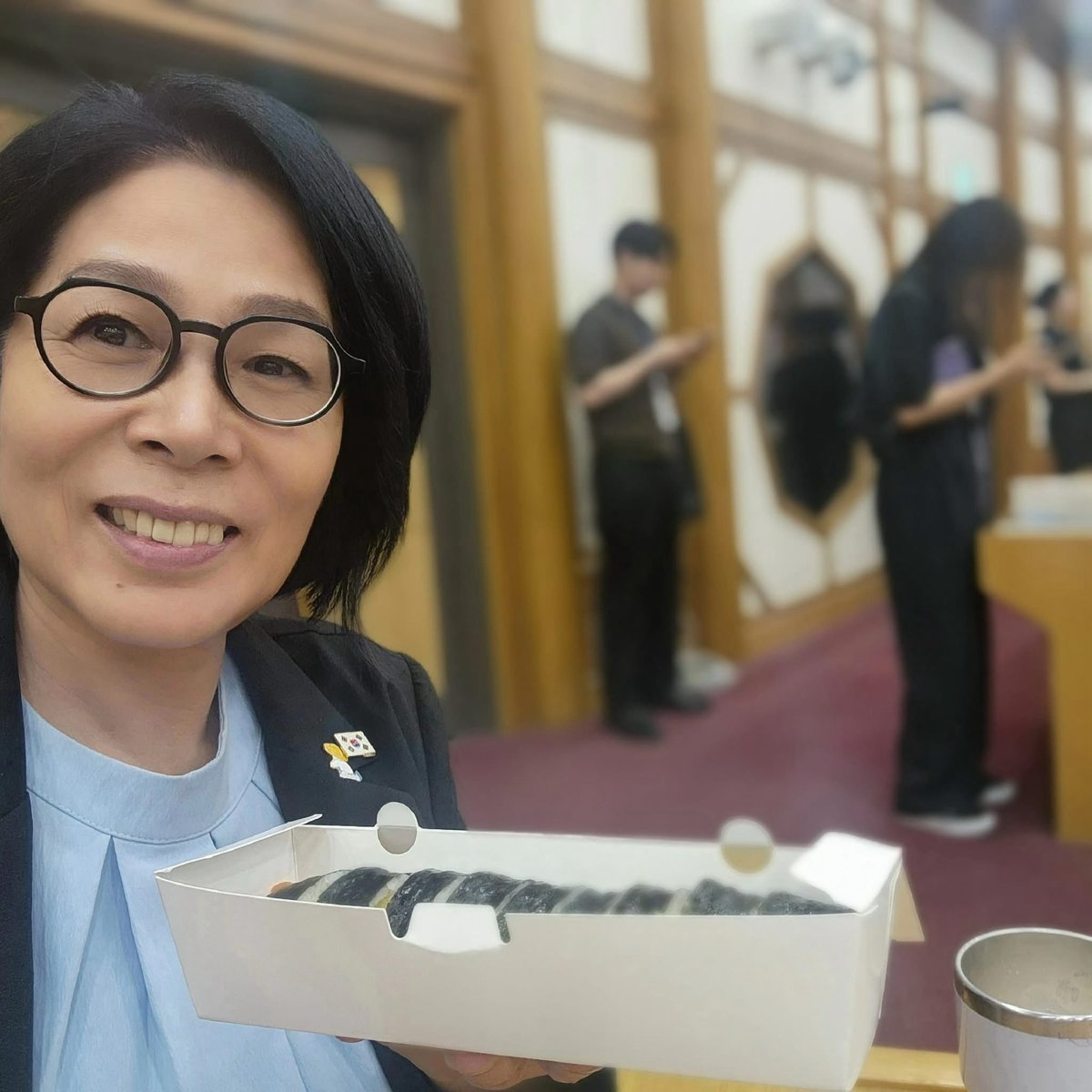 [1일 1김밥!]
아침일찍
공부하러 왔다.

<경제는 민주당>은 민주당 학습모임이다.

JP모건 "한국,거버넌스 개혁시 코스피 5000"
일단 상법개정안 통과로 3000선은 안착!
개혁으로 돈 벌자!! 하히하!

이재명대통령 덕분!
즉 이대통령 만들어 주신 국민 덕분!