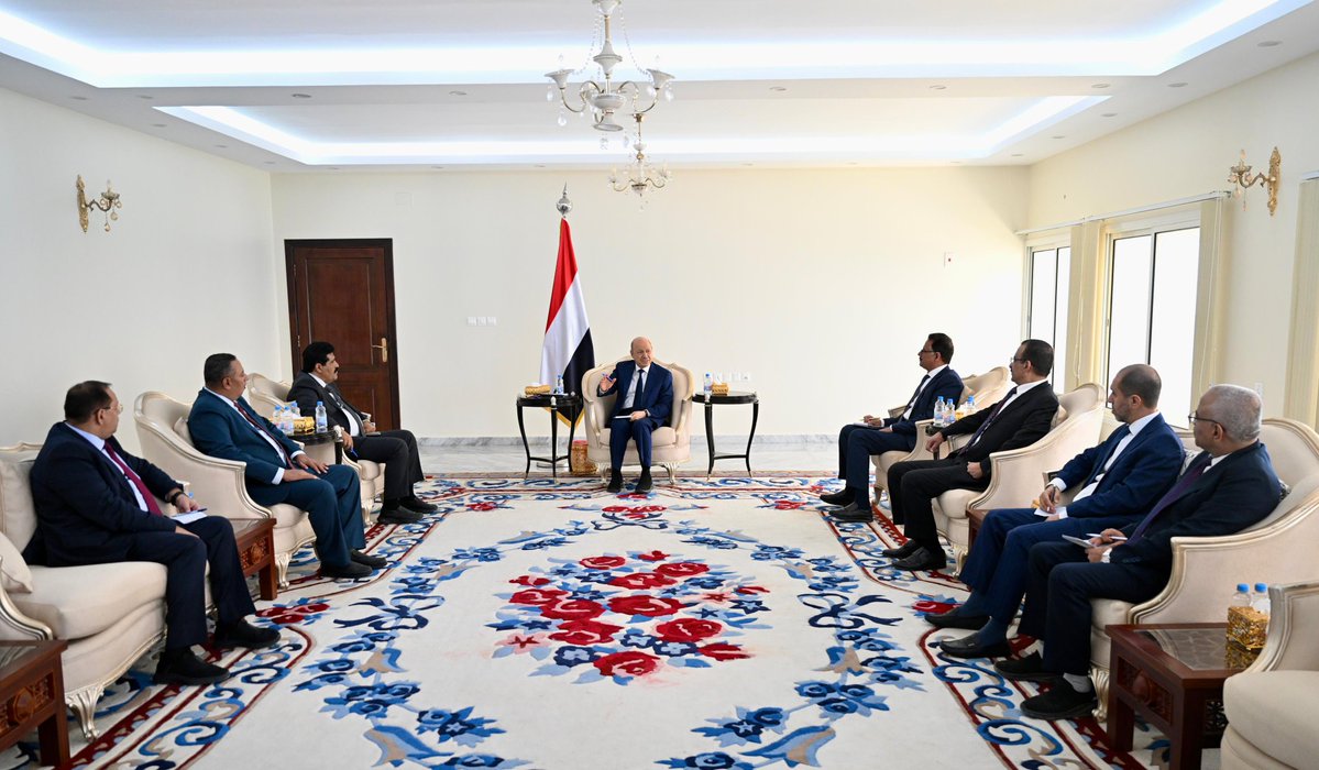 P_B_N_R's tweet image. استقبل الدكتور رشاد العليمي رئيس مجلس القيادة الرئاسي، اليوم الاثنين، قيادات المكتب السياسي للمقاومة الوطنية برئاسة النائب الأول لرئيس المكتب الشيخ ناصر باجيل.
وأكد العليمي أن اللقاءات تأتي ضمن المشاورات الموسعة مع القوى السياسية حول استحقاقات المرحلة، وتجسيدًا لنهج الشراكة…