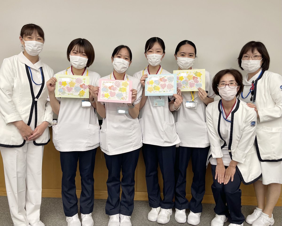 4月に入職した看護師のリフレッシュ研修を行いました。「看護」について同期と話し合う表情に3か月間での成長を感じました。看護師としてのやりがいも感じ始めており、頼もしい限りです。研修の最後には先輩看護師よりサプライズメッセージ！入職してから成長を見守る先輩からのメッセージに思わず涙が