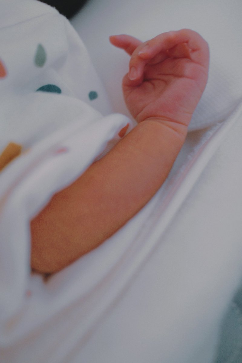 最近投稿ができておらず……
私事ですが、先週、第一子が産まれました。飲みっぷりのいい🍼元気いっぱいな女の子です！

創作活動と共に、今後は育児も頑張っていきたいと思います。
引き続き、何卒よろしくお願いいたします。