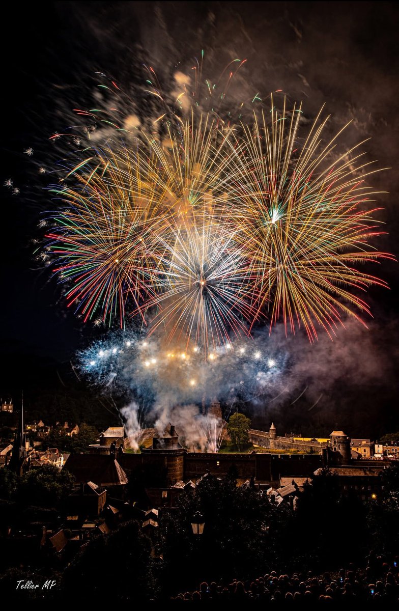 #Fougères, le château, l’église Saint Sulpice, le beffroi sous le feu d’artifice du #14juillet 🇫🇷. Équipe Bretagne-Pyro &amp; Fx’Artifices. Crédit photo : Marie-Paule T Photo-passion .