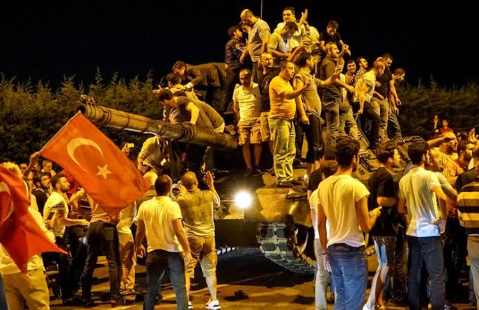 Tanklara karşı kendini siper eden, ezan susmasın, bayrak inmesin, vatan bölünmesin diye canını feda eden kahraman şehitlerimizi rahmetle anıyorum.
